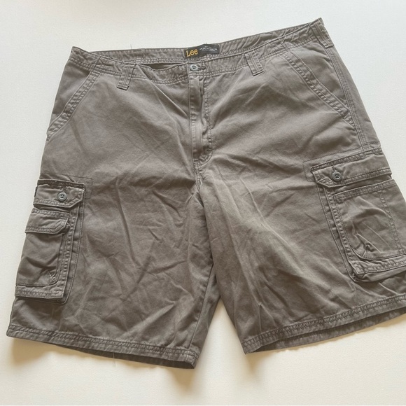 EUC Lee Dungarees Cargo‎ Shorts Green Men’s  Waist Actual 42x10" Inseam (B5) - Picture 2 of 8